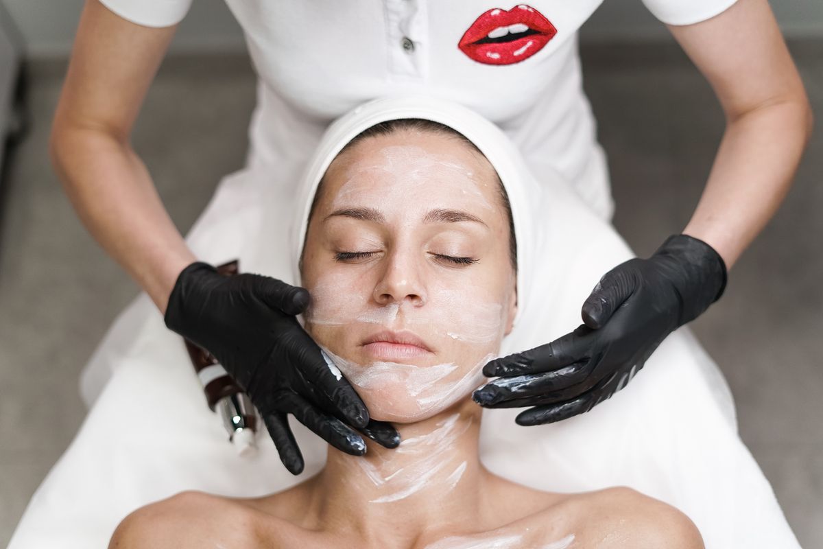 Procedimento facial em ambiente de estética